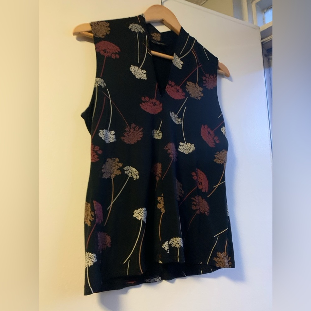 RW&CO Vneck Sleevless Top Size L